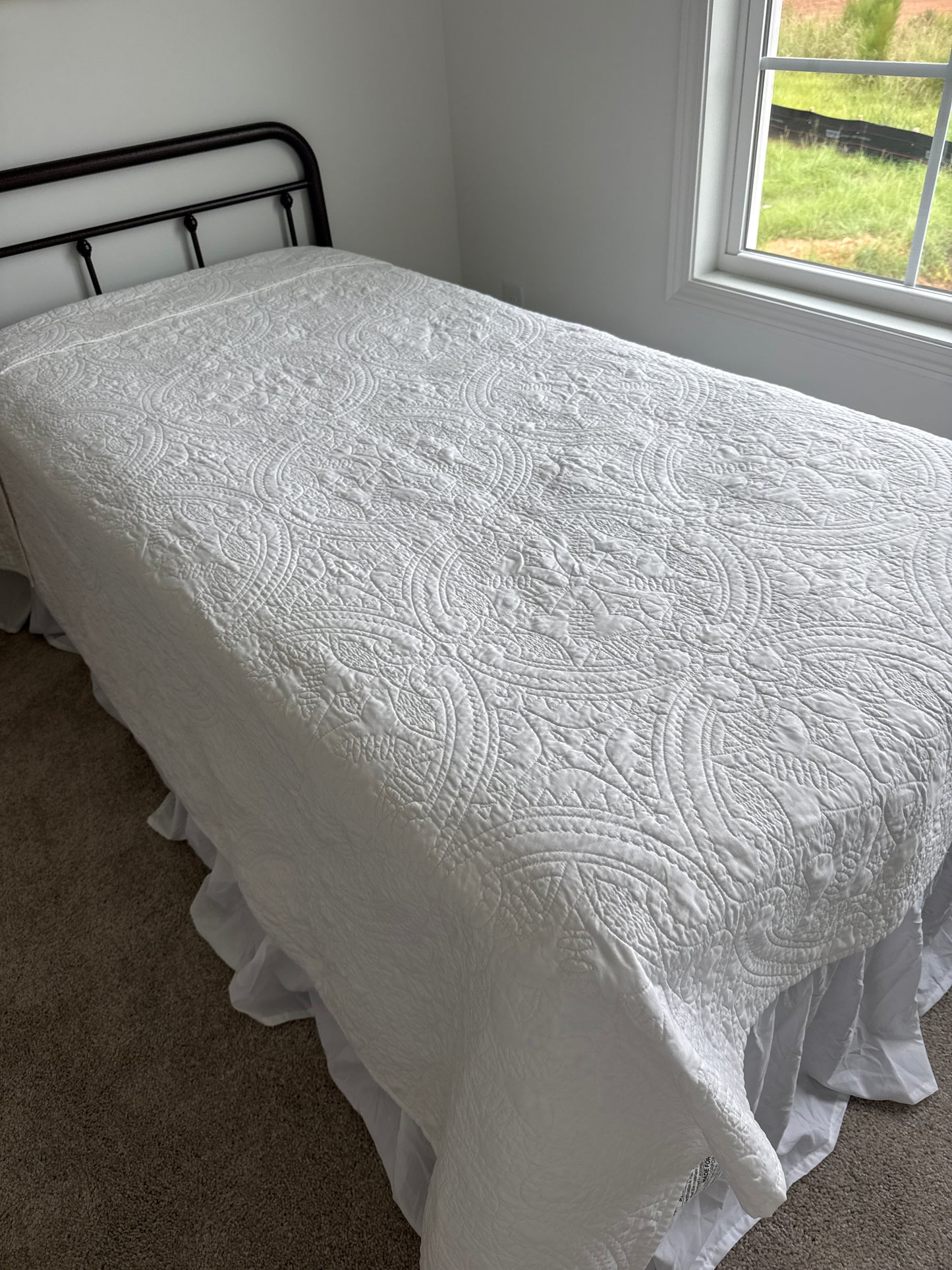 White Pattern Stitched Quilt - Twin