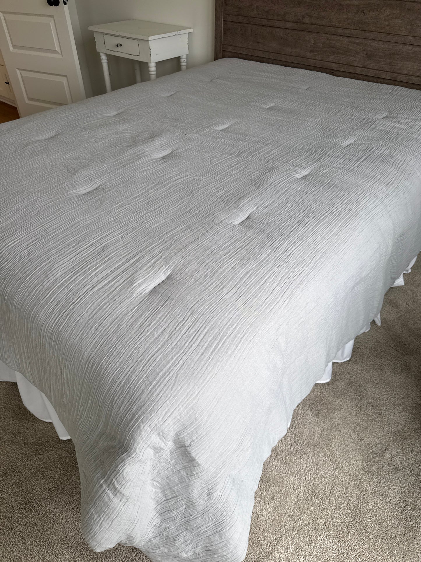 Light Gray Textured Queen Comforter￼