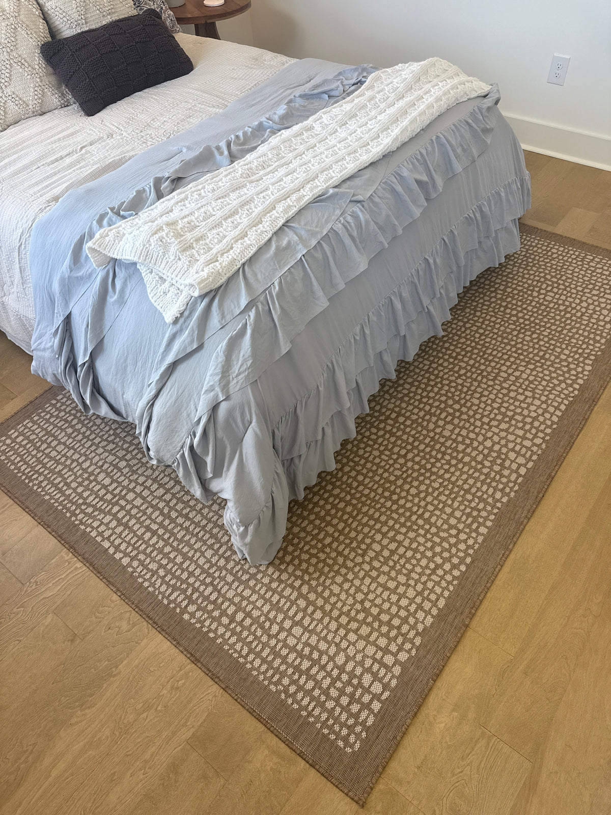 5'3" X 7'3" Brown and Cream Indoor/Outdoor Rug